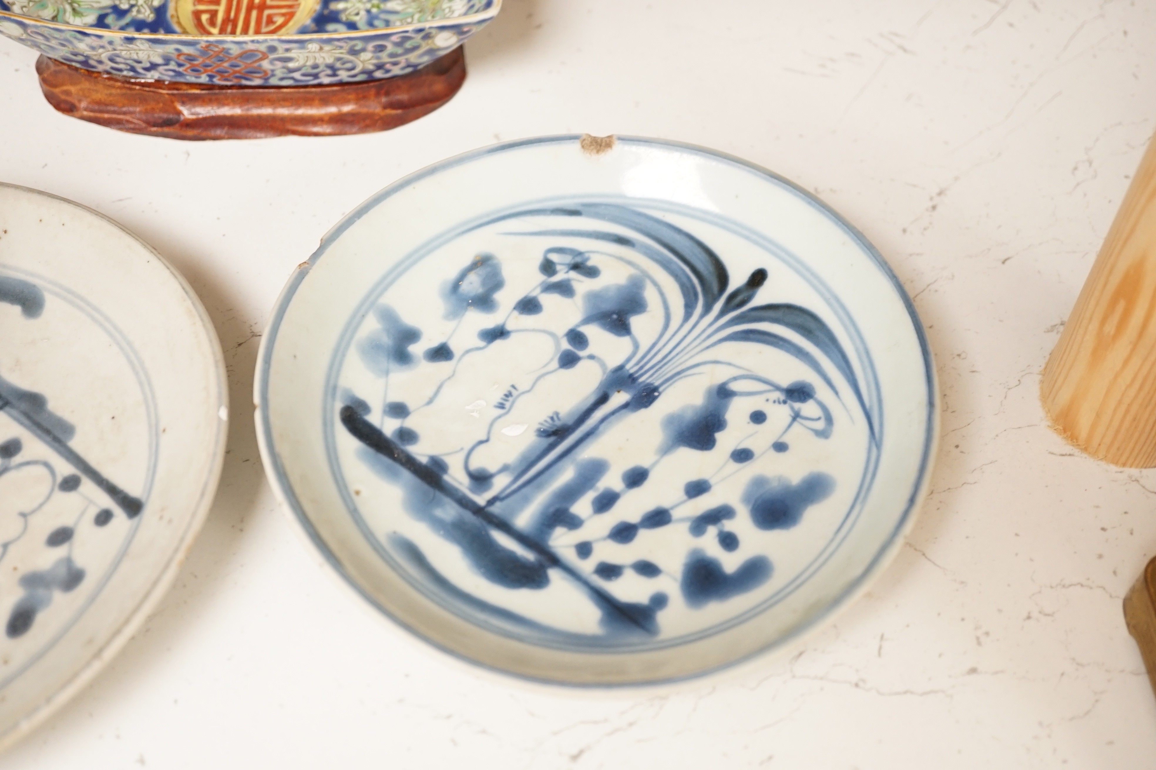 A Chinese enamelled porcelain cup stand, 15.2 cm, two Chinese blue and white plates and a small Japanese bottle vase